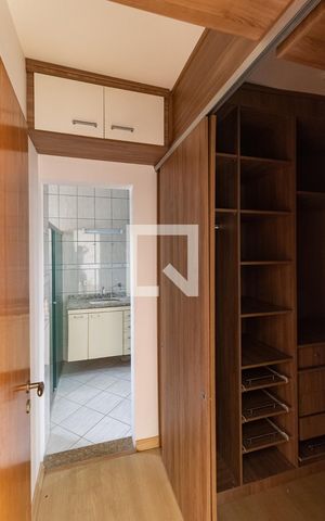 Casa à venda com 218m², 4 quartos e 4 vagas Casa à venda com 218m², 4 quartos e 4 vagasCloset da Suíte 1