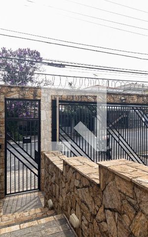 Casa à venda com 218m², 4 quartos e 4 vagas Casa à venda com 218m², 4 quartos e 4 vagasEntrada