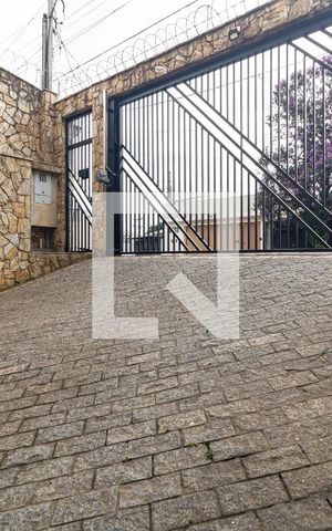 Casa à venda com 218m², 4 quartos e 4 vagas Casa à venda com 218m², 4 quartos e 4 vagasEntrada da Garagem
