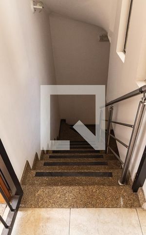 Casa à venda com 218m², 4 quartos e 4 vagas Casa à venda com 218m², 4 quartos e 4 vagasEscada