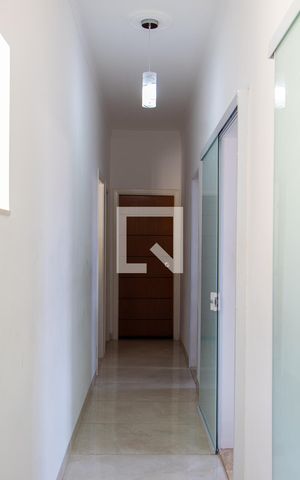 Casa à venda com 360m², 5 quartos e 4 vagas Casa à venda com 360m², 5 quartos e 4 vagasCORREDOR