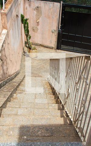 Casa à venda com 360m², 5 quartos e 4 vagas Casa à venda com 360m², 5 quartos e 4 vagasÁREA EXTERNA - ESCADAS