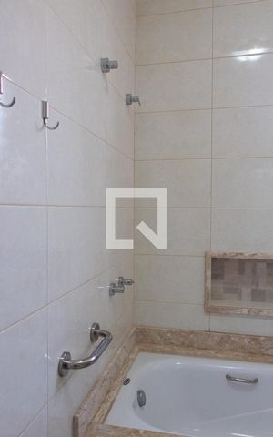 Casa à venda com 360m², 5 quartos e 4 vagas Casa à venda com 360m², 5 quartos e 4 vagasBANHEIRO DA SUITE