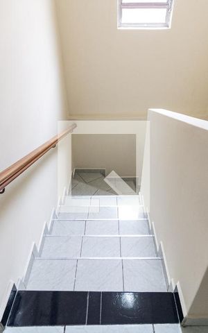 Casa à venda com 167m², 4 quartos e 4 vagas Casa à venda com 167m², 4 quartos e 4 vagasEscada