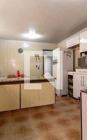 Casa à venda com 167m², 4 quartos e 4 vagas Casa à venda com 167m², 4 quartos e 4 vagasCozinha