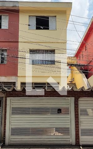 Casa à venda com 167m², 4 quartos e 4 vagas Casa à venda com 167m², 4 quartos e 4 vagasFachada