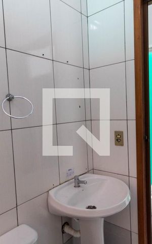 Casa para alugar com 60m², 2 quartos e 1 vaga Casa para alugar com 60m², 2 quartos e 1 vagaBanheiro