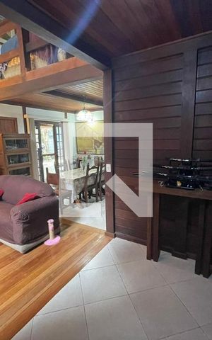 Casa para alugar com 245m², 4 quartos e 5 vagas Casa para alugar com 245m², 4 quartos e 5 vagasSala