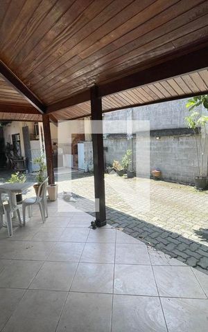 Casa para alugar com 245m², 4 quartos e 5 vagas Casa para alugar com 245m², 4 quartos e 5 vagasÁrea Externa