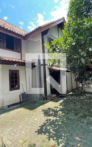 Casa para alugar com 245m², 4 quartos e 5 vagas Casa para alugar com 245m², 4 quartos e 5 vagasÁrea Externa
