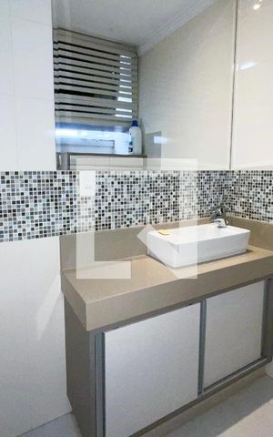 Apartamento à venda com 86m², 2 quartos e 2 vagasBanheiro do Quarto 2 com lavanderia