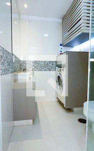Apartamento à venda com 86m², 2 quartos e 2 vagasBanheiro do Quarto 2 com lavanderia
