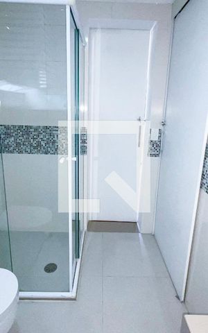 Apartamento à venda com 86m², 2 quartos e 2 vagasBanheiro do Quarto 2 com lavanderia