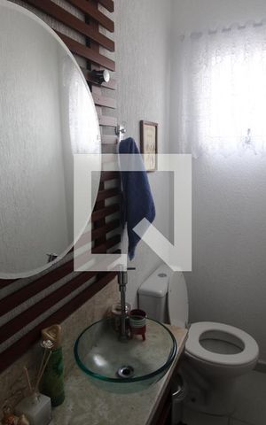 Casa de condomínio à venda com 180m², 3 quartos e 2 vagasLavabo