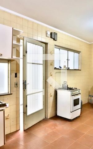 Casa à venda com 350m², 4 quartos e 4 vagas Casa à venda com 350m², 4 quartos e 4 vagasCozinha