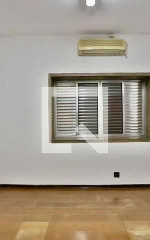 Casa à venda com 350m², 4 quartos e 4 vagas Casa à venda com 350m², 4 quartos e 4 vagasQuarto 1