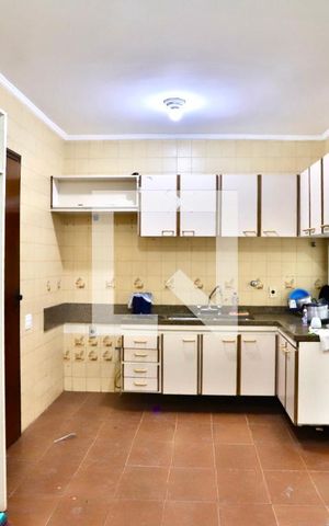 Casa à venda com 350m², 4 quartos e 4 vagas Casa à venda com 350m², 4 quartos e 4 vagasCozinha
