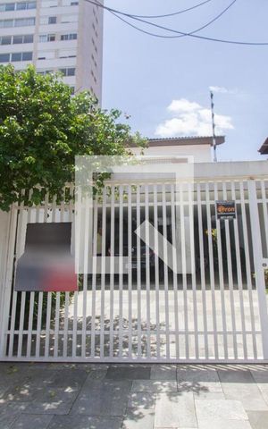 Casa à venda com 317m², 4 quartos e 4 vagas Casa à venda com 317m², 4 quartos e 4 vagasFachada