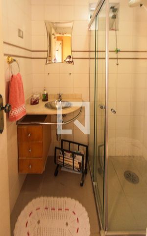 Apartamento à venda com 76m², 2 quartos e 1 vaga Apartamento à venda com 76m², 2 quartos e 1 vagaBanheiro Social