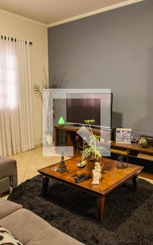 Casa à venda com 175m², 3 quartos e 2 vagas Casa à venda com 175m², 3 quartos e 2 vagasSala