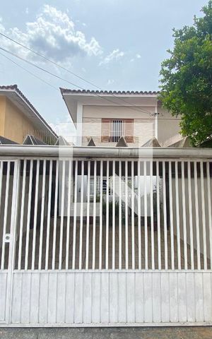 Casa à venda com 144m², 4 quartos e 2 vagas Casa à venda com 144m², 4 quartos e 2 vagasFachada