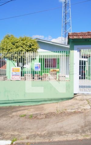 Casa à venda com 85m², 3 quartos e 2 vagas Casa à venda com 85m², 3 quartos e 2 vagasFachada