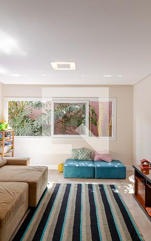Casa à venda com 380m², 6 quartos e 4 vagas Casa à venda com 380m², 6 quartos e 4 vagasSala de TV