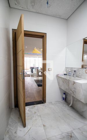Casa de condomínio à venda com 300m², 3 quartos e 2 vagasLavabo