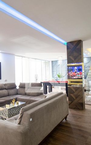 Casa de condomínio à venda com 300m², 3 quartos e 2 vagasSala