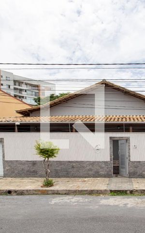 Casa à venda com 270m², 5 quartos e 5 vagas Casa à venda com 270m², 5 quartos e 5 vagasFachada