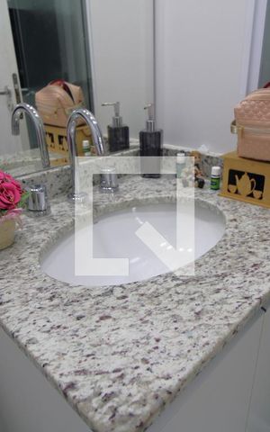 Apartamento para alugar com 65m², 2 quartos e 1 vagaPia banheiro comum