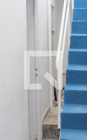 Casa para alugar com 180m², 2 quartos e 1 vagaEscada para subir na casa 2
