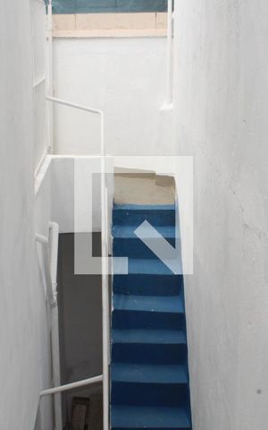Casa para alugar com 180m², 2 quartos e 1 vagaEscada para subir na casa 2