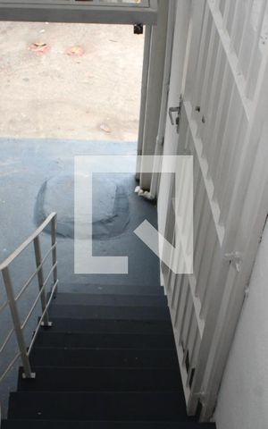 Casa para alugar com 180m², 2 quartos e 1 vagaEscada da entrada