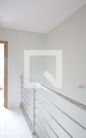 Casa à venda com 90m², 3 quartos e 2 vagasCorredor