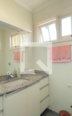 Casa à venda com 280m², 3 quartos e 4 vagas Casa à venda com 280m², 3 quartos e 4 vagasBanheiro da Suíte 2