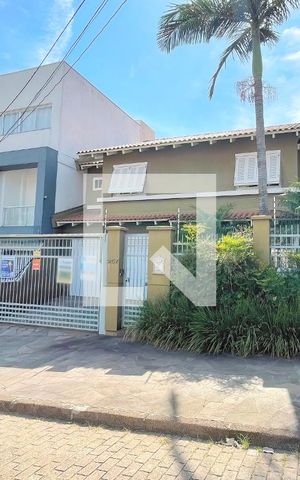 Casa à venda com 280m², 3 quartos e 4 vagas Casa à venda com 280m², 3 quartos e 4 vagasFachada