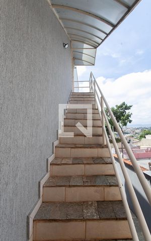 Casa à venda com 345m², 5 quartos e 5 vagas Casa à venda com 345m², 5 quartos e 5 vagasEscada