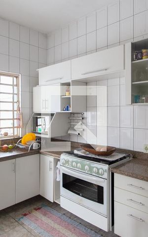 Casa à venda com 345m², 5 quartos e 5 vagas Casa à venda com 345m², 5 quartos e 5 vagasCozinha