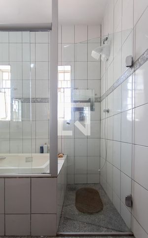 Casa à venda com 345m², 5 quartos e 5 vagas Casa à venda com 345m², 5 quartos e 5 vagasBanheiro da Suíte 2