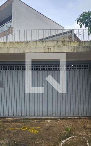Casa à venda com 350m², 6 quartos e 2 vagas Casa à venda com 350m², 6 quartos e 2 vagasFachada