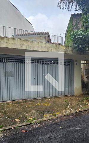 Casa à venda com 350m², 6 quartos e 2 vagas Casa à venda com 350m², 6 quartos e 2 vagasFachada