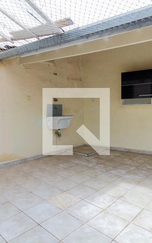 Casa à venda com 350m², 6 quartos e 2 vagas Casa à venda com 350m², 6 quartos e 2 vagasCasa 2: Varanda e Área de Serviço