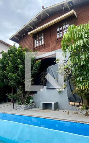 Casa à venda com 490m², 4 quartos e 3 vagas Casa à venda com 490m², 4 quartos e 3 vagasPiscina