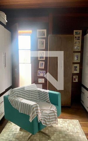 Casa à venda com 490m², 4 quartos e 3 vagas Casa à venda com 490m², 4 quartos e 3 vagasQuarto 4