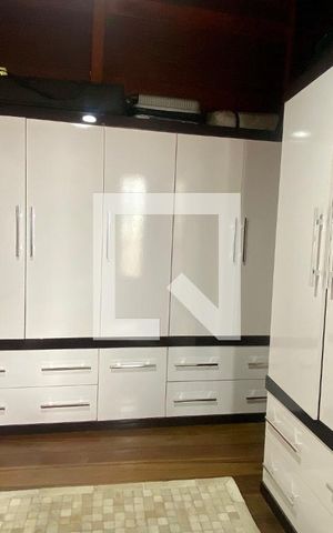 Casa à venda com 490m², 4 quartos e 3 vagas Casa à venda com 490m², 4 quartos e 3 vagasQuarto 4