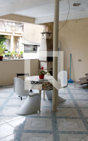 Casa à venda com 226m², 2 quartos e 2 vagas Casa à venda com 226m², 2 quartos e 2 vagasSacada
