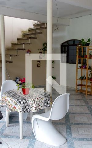 Casa à venda com 226m², 2 quartos e 2 vagas Casa à venda com 226m², 2 quartos e 2 vagasSacada