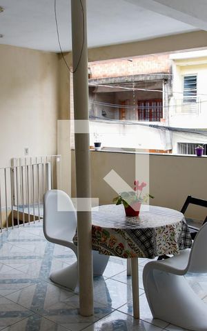 Casa à venda com 226m², 2 quartos e 2 vagas Casa à venda com 226m², 2 quartos e 2 vagasSacada