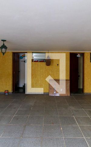 Casa à venda com 243m², 4 quartos e 5 vagas Casa à venda com 243m², 4 quartos e 5 vagasGaragem